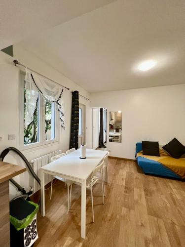 un salon avec une table et un lit dans l'établissement Gagny charmant 2 pièces très calme, à Gagny