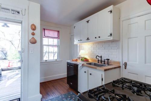 Dapur atau dapur kecil di The Monroe in Historic DelRay