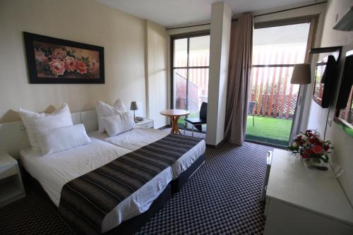 Cama o camas de una habitación en Kinorot Hotel