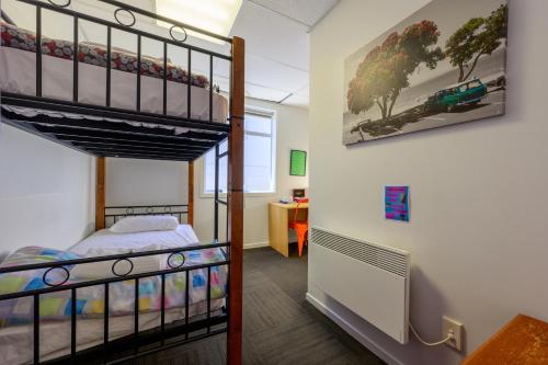 Una cama o camas en una habitación de Trek Global Backpackers