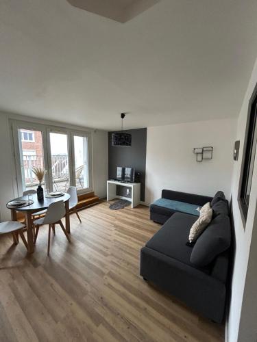 un salon avec un canapé et une table dans l'établissement Volt Air Roof Top - Wifi - Parking privé - Proche Gare, à Troyes