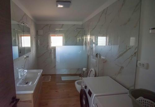 Ένα μπάνιο στο Apartman Petra