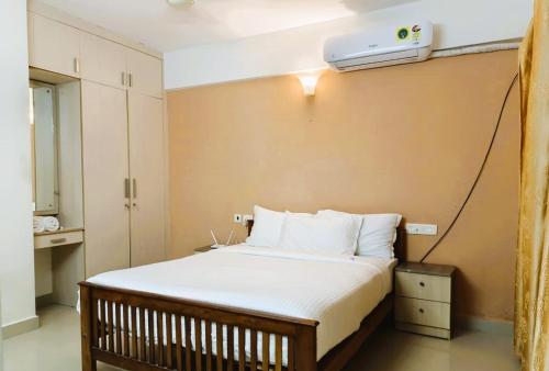 Giường trong phòng chung tại Classic Cochin Airport Hotel