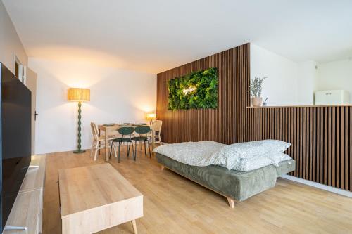 une chambre avec un lit et une table dans une pièce dans l'établissement Magic Garden 6 personnes parking privé à 20m du RER, à Serris