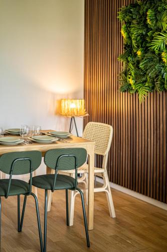une salle à manger avec une table et des chaises dans l'établissement Magic Garden 6 personnes parking privé à 20m du RER, à Serris