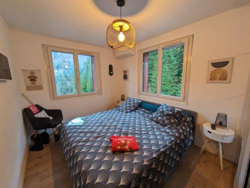 une chambre avec un lit avec un oreiller rouge dessus dans l'établissement Appartement Gourette, à Eaux-Bonnes