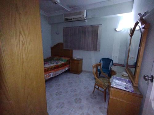 a room with a bedroom with a bed and a chair at جبل تقوق فيلا عبدالله محروس in Nag` el-Ramla