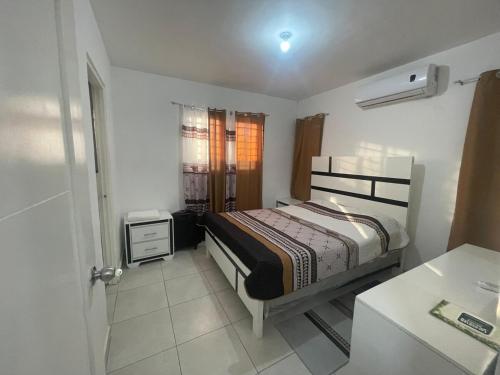 Llit o llits en una habitació de Apartamento en Edificio Palmares