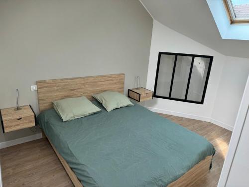 une chambre avec un grand lit et une fenêtre dans l'établissement Cosy apartment in city center, à Palaiseau