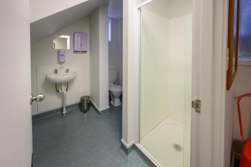 Un baño de Trek Global Backpackers