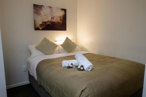 Una cama o camas en una habitación de Trek Global Backpackers