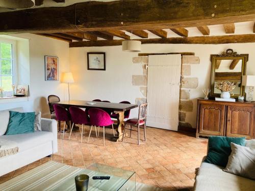 un salon avec une table et des chaises dans l'établissement Le gite d Henri, à La Flèche