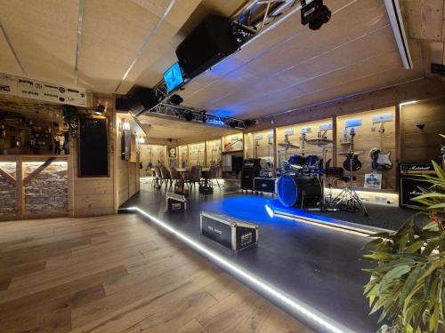 Lounge nebo bar v ubytování DEL VINO bar à vin & guitares Appartement Sauna Terrasse Garage