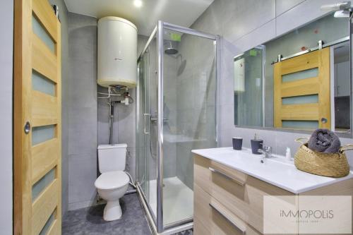 Un baño con inodoro, ducha y lavabo. en Bel appartement avec terrasse, en Clichy