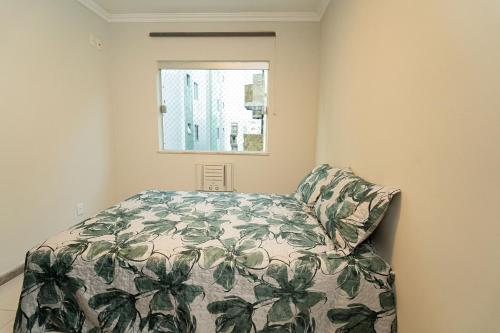 une chambre avec un lit et une fenêtre dans l'établissement Apartamento 100m Praia do Forte, à Cabo Frio