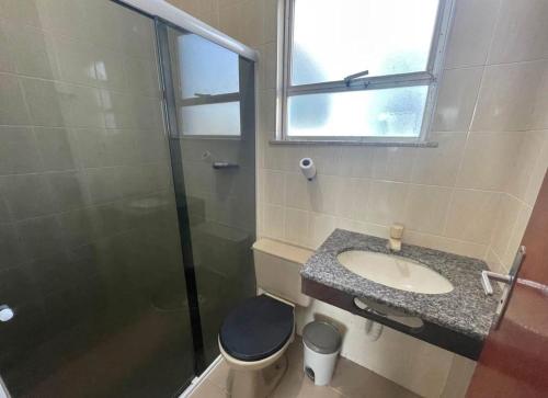 Un baño con inodoro, lavabo y ducha. en De frente ao MAR, en Saquarema