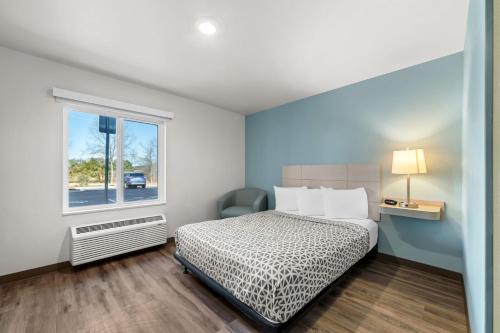 Ένα ή περισσότερα κρεβάτια σε δωμάτιο στο WoodSpring Suites Columbia - Irmo