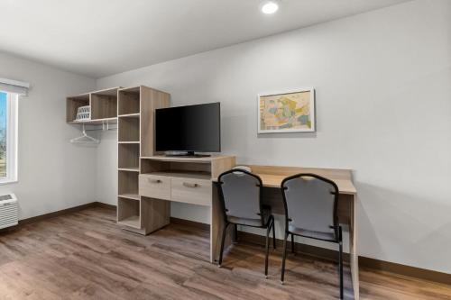 Μια τηλεόραση ή/και κέντρο ψυχαγωγίας στο WoodSpring Suites Columbia - Irmo