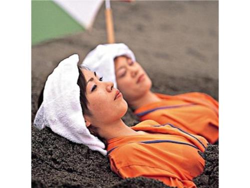 two statues of two monks laying on the sand at Ibusuki Kaijo Hotel - Vacation STAY 87379v in Ibusuki