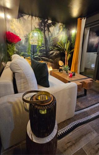 jungle room less than 15 minutes from La Defense