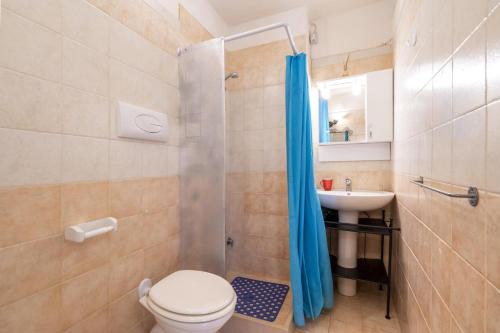 Un baño con inodoro, lavabo y ducha. en Le lamie di Comasia, en Martina Franca