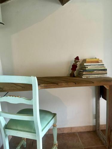 a wooden desk with a chair and books on it at Monte Paradiso Agriturismo in Pietralunga