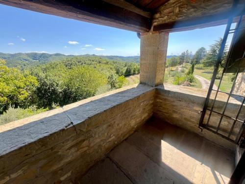 a balcony with a view of the mountains at Monte Paradiso Agriturismo in Pietralunga