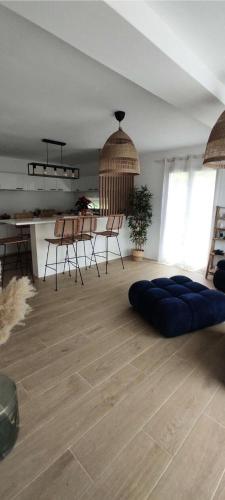 un salon avec un pouf bleu au sol dans l'établissement Résidence 1139-la Seyne Sur Mer - Magnifique maison moderne avec piscine dans un quartier typiquement provençale MAE-1431, à La Seyne-sur-Mer
