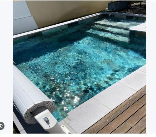 une grande piscine avec de l'eau bleue dedans dans l'établissement Résidence 1139-la Seyne Sur Mer - Magnifique maison moderne avec piscine dans un quartier typiquement provençale MAE-1431, à La Seyne-sur-Mer