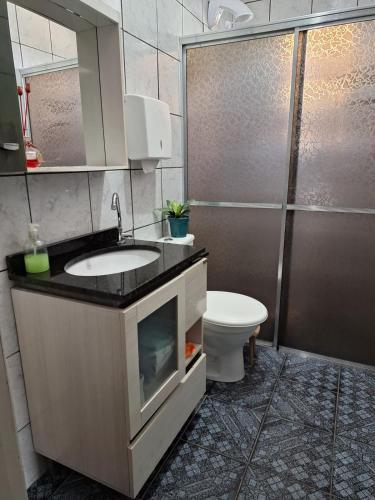 a bathroom with a sink and a toilet at Habitación Familiar in Pântano Grande