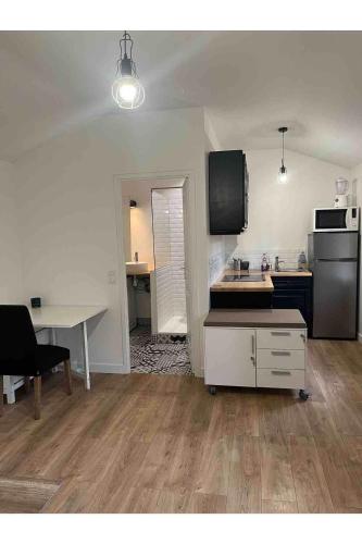 une cuisine avec une table et un comptoir dans l'établissement Maisonnette en bois, à Le Perreux-Sur-Marne