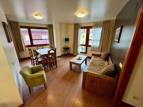 ein Wohnzimmer mit Sofa und Tisch in der Unterkunft Lotila Flats Cuirgu in Felechosa