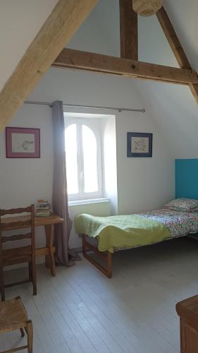 une chambre avec deux lits et une fenêtre dans l'établissement Kermaria- Maison 10 pers - 4km Mer - Paimpol-Treguier, à Pleumeur-Gautier