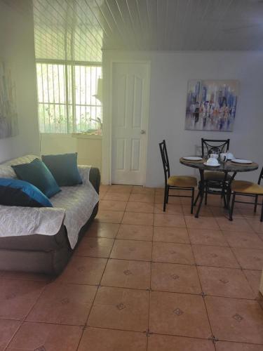 a living room with a couch and a table at Acogedor apartamento in San Miguelito