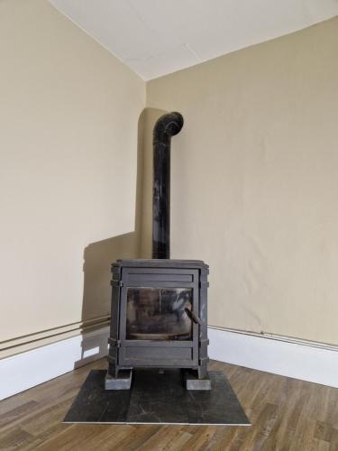 - une cheminée dans l'angle de la chambre dans l'établissement La ferme 1313 jusqu'à 8 personnes, à Cirey-sur-Vezouse