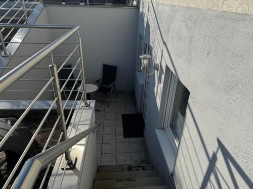 a stairway with a chair next to a building at Wohlfühloase mit Wasserbett in Bodelshausen