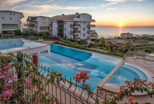 desde el balcón de un apartamento con vistas a la piscina en Sunset Beach Vip 2 Residences, en Alanya