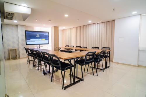 a conference room with a long table and chairs at Ambar Hotel Boutique Cali in Cali