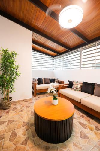ein Wohnzimmer mit einem Tisch und einem Sofa in der Unterkunft Blue Lux in Santiago de los Caballeros