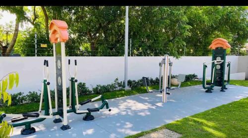una hilera de aparatos de ejercicio en un patio en Blue Lux, en Santiago de los Caballeros