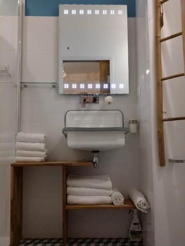 une salle de bain avec un lavabo, un miroir et des serviettes dans l'établissement beau studio centre ville, à Bordeaux
