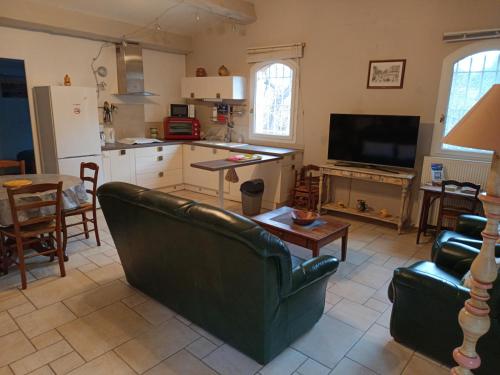 un salon avec deux canapés et une cuisine dans l'établissement le Mas du Pin Vert, à Aubagne