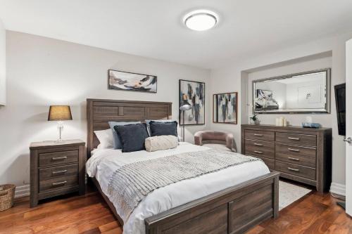 Un pat sau paturi într-o cameră la Cozy & Stylish 2br W Hot Tub & Fireplaces