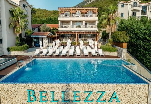 Bazén v ubytování Bellezza Resort & SPA nebo v jeho okolí