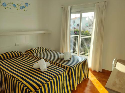 En eller flere senge i et værelse på Ciel Azul Ibiza Apartamentos