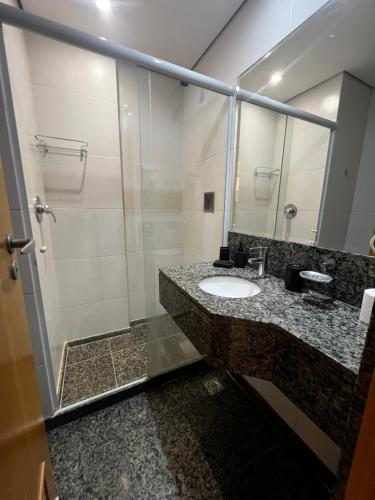 Un baño con lavabo y un espejo grande. en Apto Incrível no Centro do Rio, en Río de Janeiro