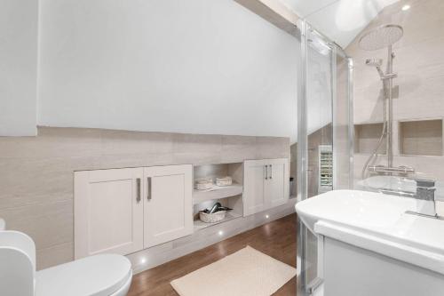 ein weißes Badezimmer mit Waschbecken und Toilette in der Unterkunft The Postmaster's Retreat in Mickleton