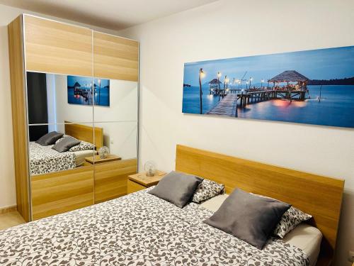 Posteľ alebo postele v izbe v ubytovaní Su Eminencia - Sea View Apartment with Modern Comforts