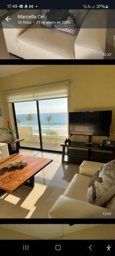Una sala de estar con vista a la playa en Luxury Ocean Front with Activities & Entertainment, en Cancún