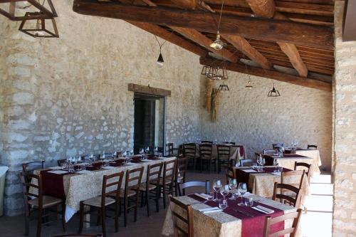 a restaurant with tables and chairs in a room at Agriturismo Il Casale Degli Amici in Norcia